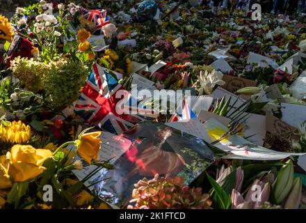 Tributes for Queen Elizabeth II including Corgis made from flowers, Paddington bears and a handbag with a marmalade sandwich in Green Park London Stock Photo