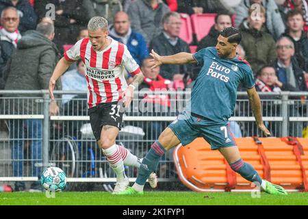 Eindhoven - Philipp Max of PSV Eindhoven, Alireza Jahanbakhsh of Feyenoord during the match between PSV v Feyenoord  at Philips Stadion on 18 September 2022 in Eindhoven, Netherlands. (Box to Box Pictures/Yannick Verhoeven) Stock Photo