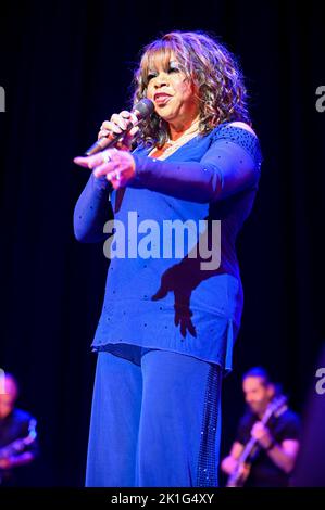 Deniece Williams performs live on stage during The Giants Of Soul Tour at Sheffield City Hall, Sheffield. (Photo by Robin Burns / SOPA Images/Sipa USA) Stock Photo