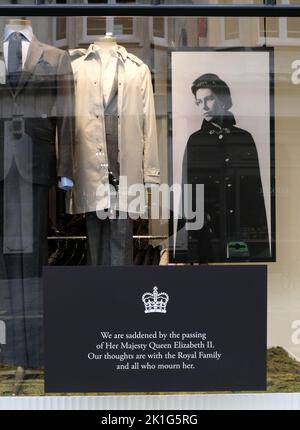 Jermyn Street, London, UK. 18th Sept 2022. Mourning the death of Queen Elizabeth II aged 96. Shop windows near Piccadilly display pictures and dedications to Queen Elizabeth. Credit: Matthew Chattle/Alamy Live News Stock Photo