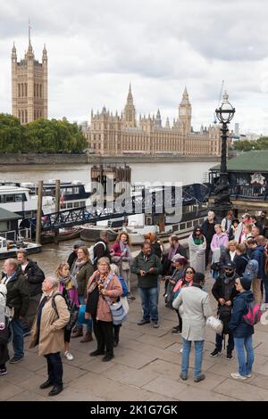 London, UK, 18 September 2022: Crowds on the South Bank near Lambeth Palace to pay their respects to the late monarch Queen Elizabeth II, whose funeral takes place tomorrow. Some people have queued for 14 hours or more to file past her coffin lying in state in Westminster Hall. The queue for admission to Westminster Hall has now closed in order for all of those already in the queue to pass through before 6.30am tomorrow morning. Anna Watson/Alamy Live News Stock Photo