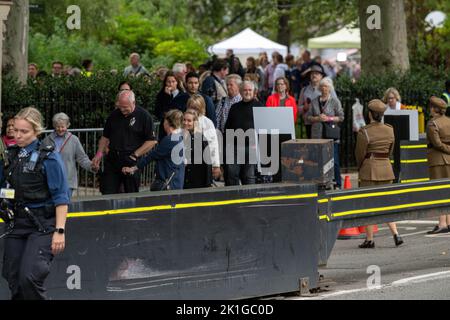 London, UK. 15th Sep, 2022. Visitors wait to view the coffin of The Queen. Large crowds of mourners visit Westminster Hall to view the Queen's coffin. (Photo by Ian Davidson/SOPA Images/Sipa USA) Credit: Sipa USA/Alamy Live News Stock Photo