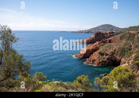 The rocky cliffs along the coast of the Massif d l'Esterel in the Côte d'Azur France. Stock Photo