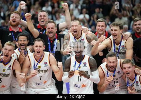 18 September 2022, Berlin: Basketball: European Championship, Poland - Germany, knockout round, match for 3rd place, Mercedes-Benz Arena, the German players cheer about the bronze medal. Photo: Soeren Stache/dpa Stock Photo