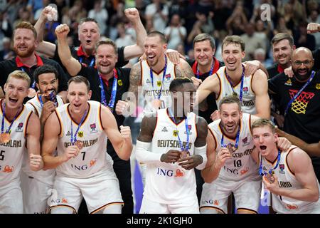 18 September 2022, Berlin: Basketball: European Championship, Poland - Germany, knockout round, match for 3rd place, Mercedes-Benz Arena, the German players cheer about the bronze medal. Photo: Soeren Stache/dpa Stock Photo