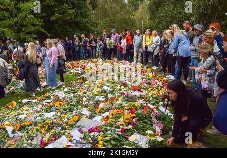 London, UK. 18th Sep, 2022. A new floral tributes garden for Queen Elizabeth II has been opened in Hyde Park as Green Park reaches capacity. Thousands of people visited both parks to pay their respects on the eve of The Queen's state funeral. Credit: Vuk Valcic/Alamy Live News Stock Photo