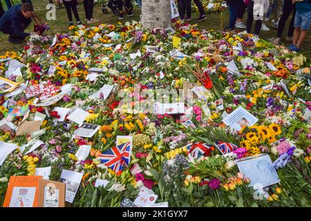 A new floral tributes garden for Queen Elizabeth II has been opened in Hyde Park as Green Park reaches capacity. Thousands of people visited both parks to pay their respects on the eve of The Queen's state funeral. (Photo by Vuk Valcic / SOPA Images/Sipa USA) Stock Photo