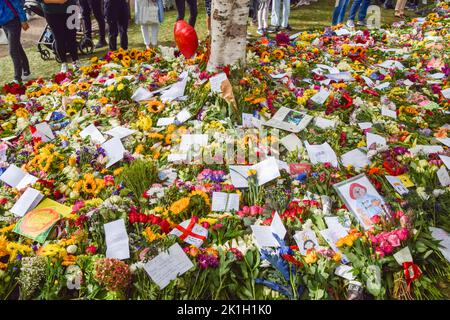 September 18, 2022, London, United Kingdom: A new floral tributes garden for Queen Elizabeth II has been opened in Hyde Park as Green Park reaches capacity. Thousands of people visited both parks to pay their respects on the eve of The Queen's state funeral. (Credit Image: © Vuk Valcic/SOPA Images via ZUMA Press Wire) Stock Photo