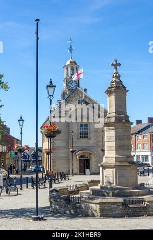 War Memorial and Georgian Town Hall, Market Place, Brackley, Northamptonshire, England, United Kingdom Stock Photo