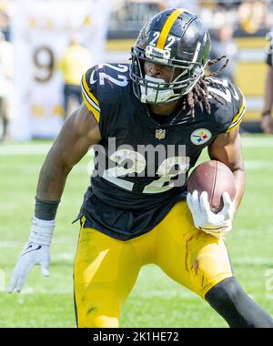 Pittsburgh, USA. 18th Sep, 2022. Pittsburgh Steelers running back Najee Harris (22) during in the third quarter of the New England Patriots 17-14 win at Acrisure Stadium on Sunday, September 18, 2022 in Pittsburgh. Photo by Archie Carpenter/UPI Credit: UPI/Alamy Live News Stock Photo