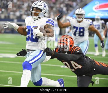 Arlington, United States. 18th Sep, 2022. Dallas Cowboys Tony Pollard  rushes for a gain against the Cincinnati Bengals during their NFL game at  AT&T Stadium in Arlington, Texas on Sunday, September 18