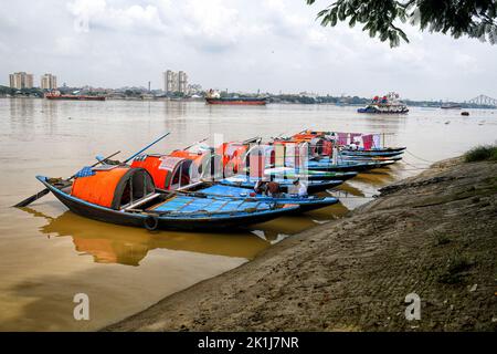 Kolkata, India. 18th Sep, 2022. Boats seen halted at Princep Ghat as Boating is a favourite recreational activity at Prinsep Ghat. Prinsep Ghat is a ghat built in 1841 during the British era, along the Kolkata bank of the Hooghly River in India. It is one of the iconic destinations for tourist in kolkata. Credit: SOPA Images Limited/Alamy Live News Stock Photo