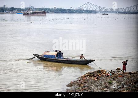 Kolkata, India. 18th Sep, 2022. A view of the River Ganges from Prinsep Ghat, Kolkata. Prinsep Ghat is a ghat built in 1841 during the British era, along the Kolkata bank of the Hooghly River in India. It is one of the iconic destinations for tourist in kolkata. Credit: SOPA Images Limited/Alamy Live News Stock Photo