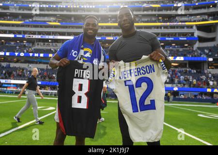 East Rutherford, New Jersey, USA. 9th Sep, 2018. New York Giants wide  receiver Odell Beckham (13) and Jacksonville Jaguars cornerback Jalen  Ramsey (20) swap jerseys after a NFL game between the Jacksonville