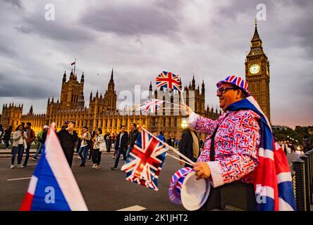 London, UK. 18th Sep, 2022. A vendor with British flags on Westminster Bridge, London, Britain, on September 18, 2022, the day before the funeral of Britain's Queen Elizabeth II. Credit: Roman Vondrous/CTK Photo/Alamy Live News Stock Photo