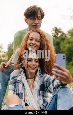 Social networking hi-res stock photography and images - Alamy