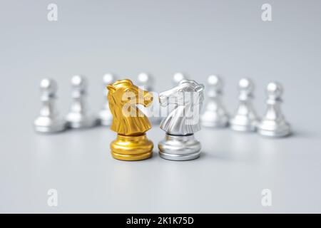 Premium Photo  The golden horse, knight chess piece standing alone on  chessboard on dark background. leadership, influencer, strong, commander,  competition, and business strategy concept.
