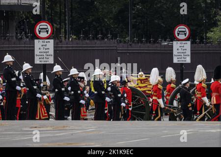 London, UK. 19th Sep, 2022. The State Gun Carriage carries the coffin of Queen Elizabeth II, draped in the Royal Standard with the Imperial State Crown and the Sovereign's orb and sceptre, as it leaves Westminster Hall for the State Funeral at Westminster Abbey, London. September 19, 2022. Photo by Thibaud Moritz/ABACAPRESS.COM Credit: Abaca Press/Alamy Live News Stock Photo
