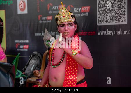 Kolkata, India. 18th Sep, 2022. A female lead group 'Sristi' organised the biggest 'Live makeup-event' to break the guinness book of world record. 800 models were dressed up as Ma Durga, Ma Kali, Mahadev, Parbati and made a rally from Princep ghat Kolkata to the East Bengal Club ground. Total 852 models participated in that event. (Photo by Sudip Chanda/Pacific Press) Credit: Pacific Press Media Production Corp./Alamy Live News Stock Photo