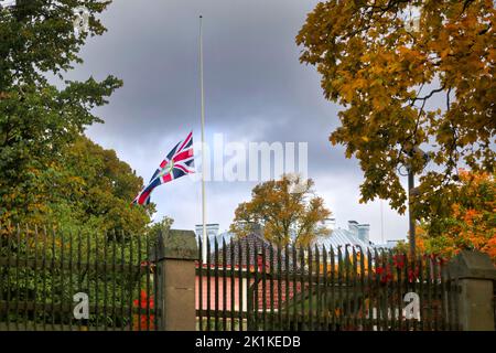 Helsinki, Finland. 19th September 2022. Her Majesty The Queen Elizabeth II Funeral Day. British diplomatic flag fly at half mast as a sign of respect to the passing of Her Majesty The Queen Elizabeth II, aged 96, on 8th September 2022, outside the British Embassy in Helsinki, Finland. Credit: Taina Sohlman Stock Photo