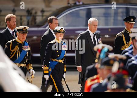 (left to right) The Duke of Sussex, King Charles III, Peter Phillips, the Princess Royal, the Duke of York and the Earl of Wessex leaving the State Funeral of Queen Elizabeth II, held at Westminster Abbey, London. Picture date: Monday September 19, 2022. Stock Photo