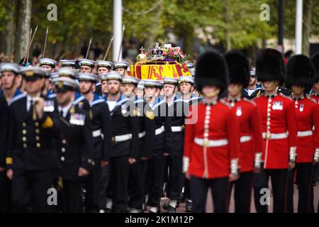 London, UK. 19 September 2022. The State Gun Carriage carries the coffin of Queen Elizabeth II, draped in the Royal Standard with the Imperial State Crown and the Sovereign's orb and sceptre, in the Ceremonial Procession down The Mall, following her State Funeral at Westminster Abbey, London. Picture date: Monday September 19, 2022. Photo credit should read: Matt Crossick/Empics/Alamy Live News Stock Photo