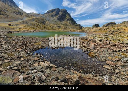 ON Lacs Robert shoreline Landscape of forests and mounts around Leama lake in Belledonne mountain range Stock Photo