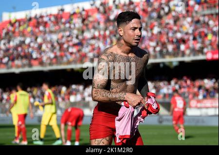 Monza, Italy. 18 September 2022. Armando Izzo of AC Monza celebrates the victory at the end of the Serie A football match between AC Monza and Juventus FC. Credit: Nicolò Campo/Alamy Live News Stock Photo