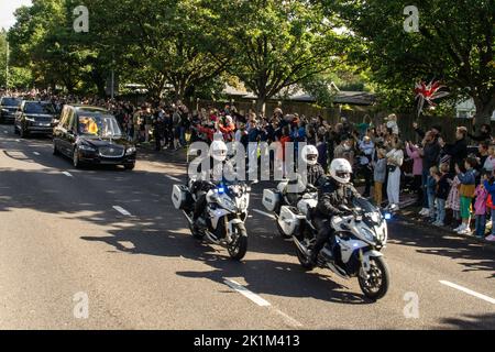 London, UK. 19th Sep 2022. Queen Elizabeth II's hearse convoy goes through Chiswick surrounded by mourners. Cristina Massei/Alamy Live News Stock Photo