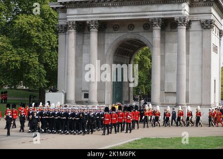 London, UK. 19th Sep, 2022. The funeral procession with the coffin of the deceased British Queen Elizabeth II reaches Wellington Arch, the triumphal arch near Hyde Park. The procession to say farewell to the Queen through London has thus reached its destination. Credit: Larissa Schwedes/dpa/Alamy Live News Stock Photo