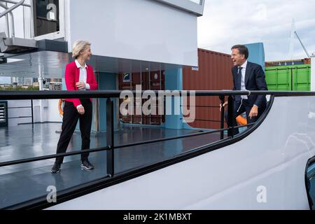 Netherlands, Rotterdam, 2022-09-08. Dutch Prime Minister Mark Rutte and Finance Minister Sigrid Kaag receive European Commission President Ursula Von Stock Photo