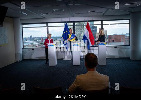 Netherlands, Rotterdam, 2022-09-08. Dutch Prime Minister Mark Rutte and Finance Minister Sigrid Kaag receive European Commission President Ursula Von Stock Photo