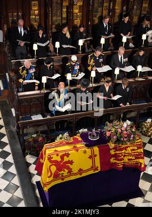 (Back row left to right) The Earl of St Andrews, the Countess of St Andrews, Lady Davina Windsor, Senna Kowhai, Thomas Kingston, Lady Gabriella Kingston and Lady Rose Gilman. (middle row left to right) King Charles III, the Queen Consort, the Princess Royal, Vice Admiral Sir Tim Laurence, the Duke of York and Princess Beatrice. (Front row left to right) The Earl of Wessex, the Countess of Wessex, Lady Louise Windsor and Viscount Severn at the Committal Service for Queen Elizabeth II held at St George's Chapel in Windsor Castle, Berkshire. Picture date: Monday September 19, 2022. Stock Photo