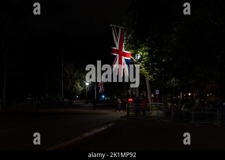 London, UK. 19th Sep, 2022. The Mall during the night prior to Her Majesty The Queen Elizabeth II funeral procession in London City Centre, London, United Kingdom, 19th September 2022 (Photo by Richard Washbrooke/News Images) in London, United Kingdom on 9/19/2022. (Photo by Richard Washbrooke/News Images/Sipa USA) Credit: Sipa USA/Alamy Live News Stock Photo