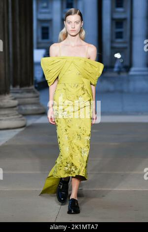 ERDEM SS23 runway during during London fashion Week on September 2022 - London, UK. 19/09/2022 Stock Photo