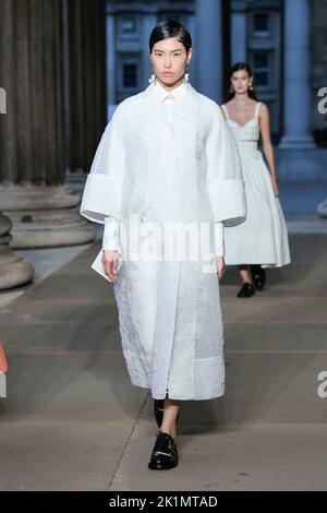 ERDEM SS23 runway during during London fashion Week on September 2022 - London, UK. 19/09/2022 Stock Photo