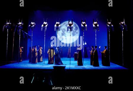 centre: Robert Lloyd (Ramphis), Luciana D’Intino (Amneris) in AIDA by Giuseppe Verdi at The Royal Opera, Covent Garden, London WC2  16/06/1994  libretto: Antonio Ghislanzoni  conductor: Edward Downes  design: Michael Yeargan  lighting: Howard Harrison  choreographer: Kate Flatt  director: Elijah Moshinsky Stock Photo