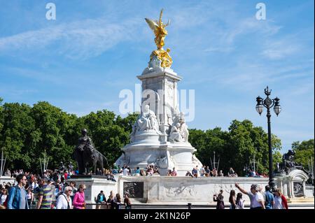 Tourists around Queen Victoria memorial near Buckingham palace Stock Photo