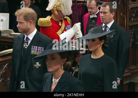 Queen’s State Funeral 19.9.22 Westminster Abbey  Coffin arrives at Westminster Abbey   Meghan   Picture by Pixel8000 Stock Photo