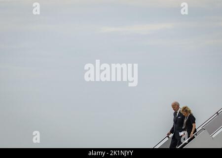 Washington, United States. 19th Sep, 2022. President Joe Biden and First Lady Jill Biden deplane Air Force One at Joint Base Andrews, Maryland, on Monday, September 19, 2022. Biden has announced that US military forces would defend Taiwan from 'an unprecedented attack,' as his administration seeks to deter China from increasing military pressure on the democratically elected government in Taipei. Photo by Samuel Corum/UPI Credit: UPI/Alamy Live News Stock Photo
