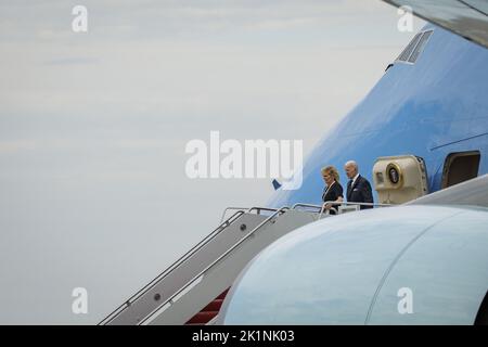Washington, United States. 19th Sep, 2022. President Joe Biden and First Lady Jill Biden deplane Air Force One at Joint Base Andrews, Maryland, on Monday, September 19, 2022. Biden has announced that US military forces would defend Taiwan from 'an unprecedented attack,' as his administration seeks to deter China from increasing military pressure on the democratically elected government in Taipei. Photo by Samuel Corum/UPI Credit: UPI/Alamy Live News Stock Photo