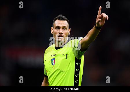 Milan, Italy. 18 September 2022. Referee Maurizio Mariani gestures during the Serie A football match between AC Milan and SSC Napoli. Credit: Nicolò Campo/Alamy Live News Stock Photo