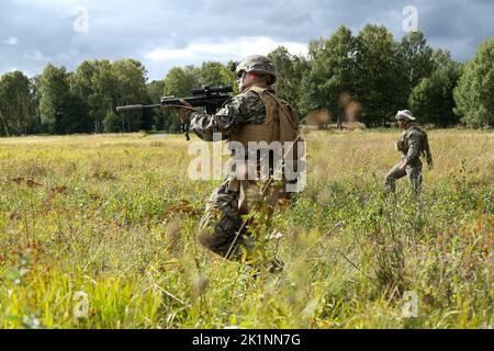 U.S. Marine Corps Pfc. Robert Prozzillo, automatic rifleman, 1st Battalion, 8th Marine Regiment, 2d Marine Division, covers his sector while conducting a live fire and movement range during exercise Archipelago Endeavor 22 (AE22) on Berga Naval Base, Sweden, Sept. 14, 2022. AE22 is an integrated field training exercise that increases operational capability and enhances strategic cooperation between the U.S. Marines and Swedish forces. (U.S. Marine Corps photo by 1st Lt. William Reckley) Stock Photo