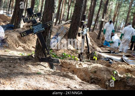 September 19, 2022, Izium, Kharkiv region, Ukraine: On the outskirts of Izium, mass graves with more than 400 bodies of civilians, who died as a result of Russian occupation were found when the city was liberated by Ukrainian armed forces a week earlier. Exhumations of bodies, buried in these graves are performed since then. 200 bodies of civilians were already exhumed. (Credit Image: © Danylo Antoniuk/ZUMA Press Wire) Stock Photo