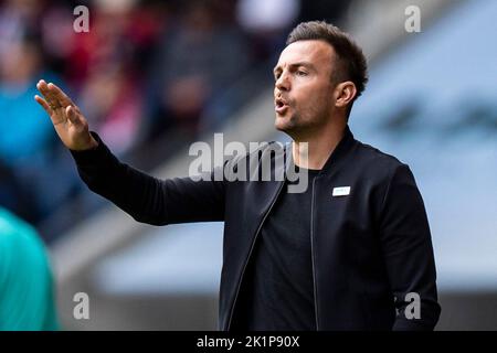 Augsburg, Germany. 17th Sep, 2022. Soccer: Bundesliga, FC Augsburg - Bayern Munich, Matchday 7, WWK Arena. Augsburg's coach Enrico Maaßen gestures. Credit: Tom Weller/dpa/Alamy Live News Stock Photo