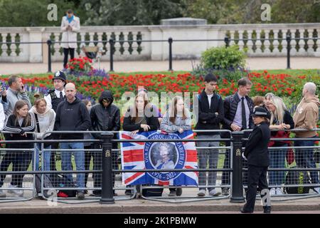 London, UK. 19th Sep, 2022. PHOTO:JEFF GILBERT Early Royal enthusiasts get into position around Buckingham Palace ahead of the State Funeral of Her Majesty Queen Elizabeth II Credit: Jeff Gilbert/Alamy Live News Stock Photo