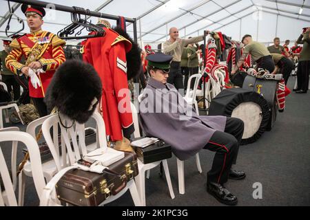 ARMED FORCES REHEARSAL FOR THE WINDSOR FUNERAL PROCESSION. Members of the 1st Battalion Coldstream after an early rehearsal in Windsor ahead of the final stages of Queen Elizabeth II funeral. Credit: Jeff Gilbert/Alamy Live News Stock Photo