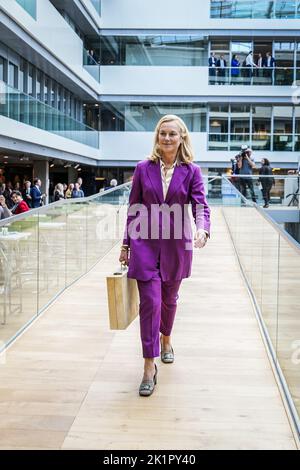 2022-09-20 11:04:21 THE HAGUE - Minister Sigrid Kaag (Finance) at the briefcase with the million dollar bill on Budget Day. The new government year begins on the third Tuesday in September. ANP PHIL NIJHUIS netherlands out - belgium out Stock Photo