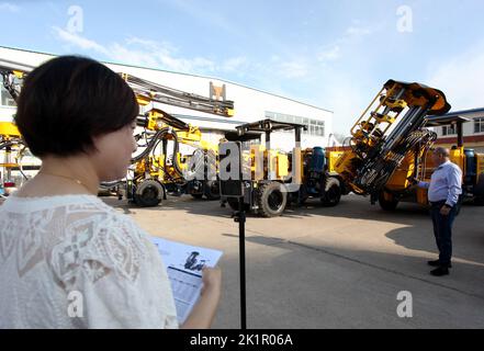 ZHANGJIAKOU, CHINA - SEPTEMBER 20, 2022 - Technicians of Huatai Mining, Metallurgy and Machinery Co LTD exchange technical issues with customers via a Stock Photo