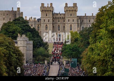 The Queen returns to her beloved home of Windsor Castle for the last time following the State Funeral in Westminster Abbey. Huge Crowds lined the Long walk to say farewell to Her Majesty as the state hearse moved slowly passed them. The procession entered the castle grounds via the Long Walk. Stock Photo